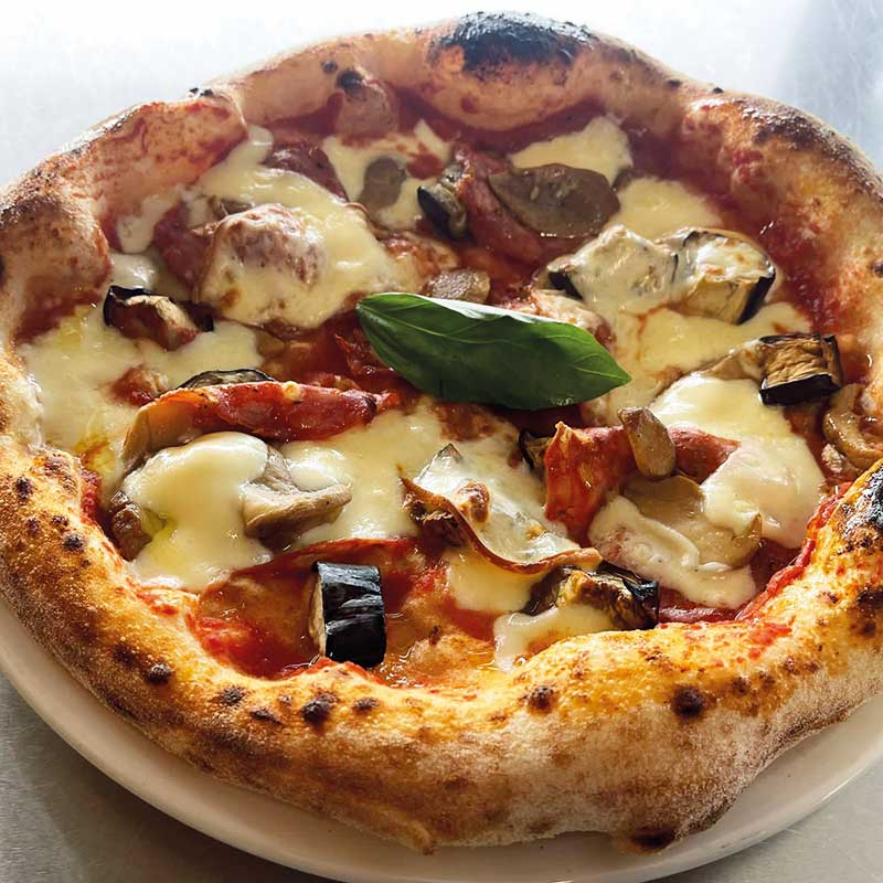 pizza_salami_piquant_pizzaiolo_chef